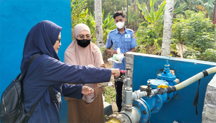 Demi Kualitas Air Minum, Ake Mayora Rutin Lakukan Pengujian